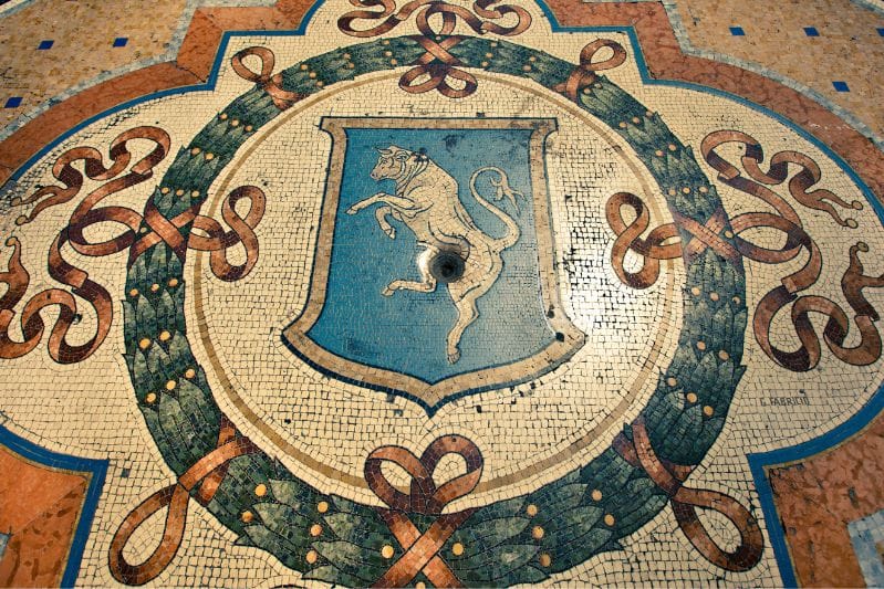 Rito del toro nella Galleria durante i corsi di italiano a Milano in agosto