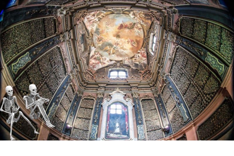 Immersione culturale Italiana alla Chiesa di San Bernardino alle Ossa - Milano misteriosa e leggende italiane