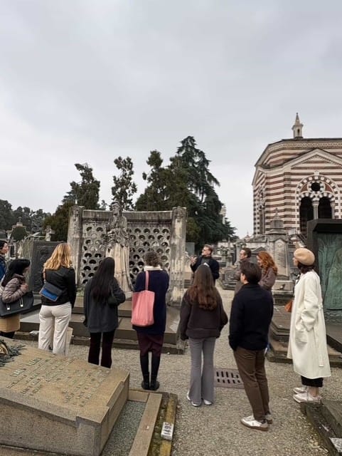Estudiantes de italiano descubriendo el Cementerio Monumental de Milán