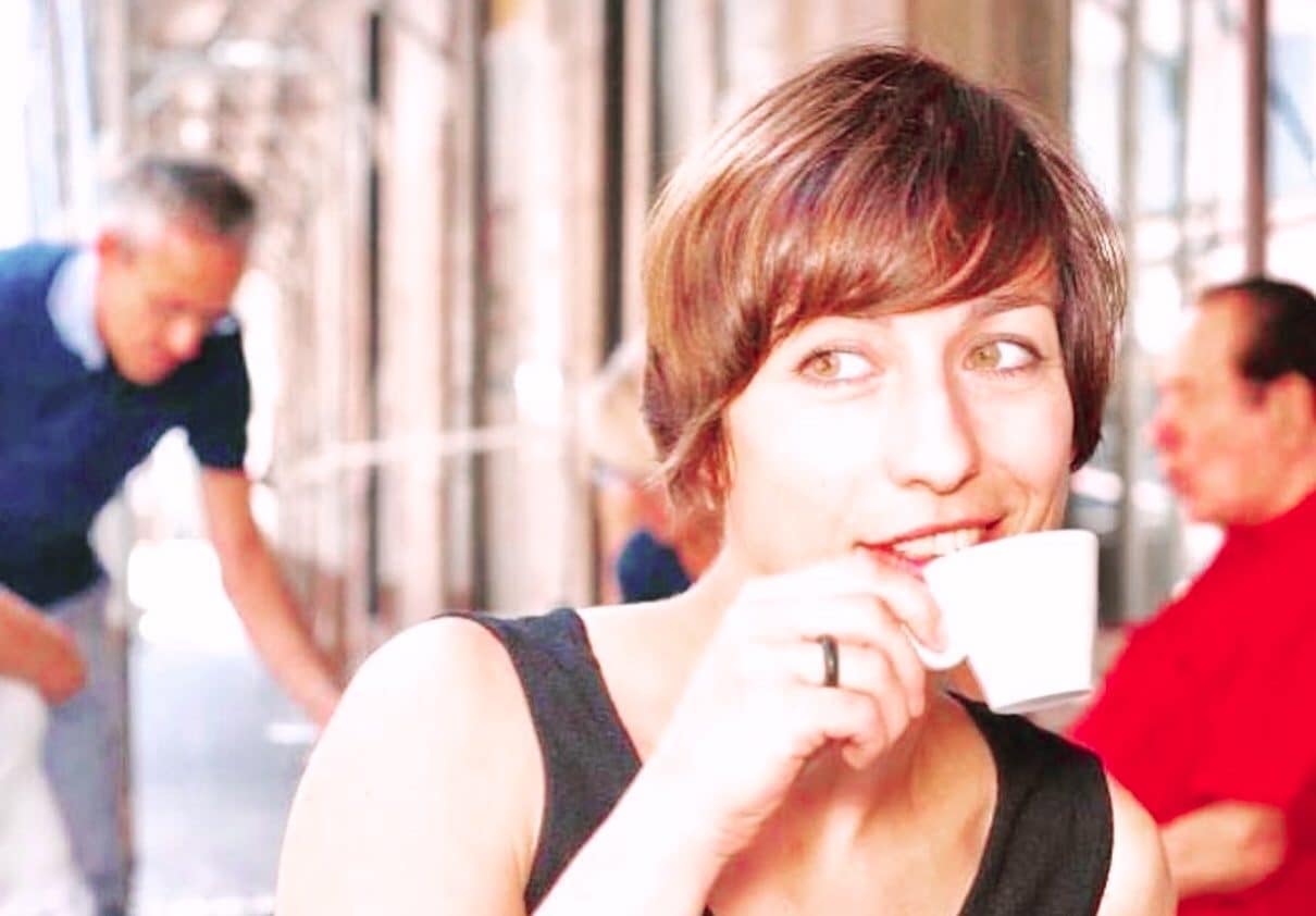 Barista italiano preparando un cappuccino en un café de Milán