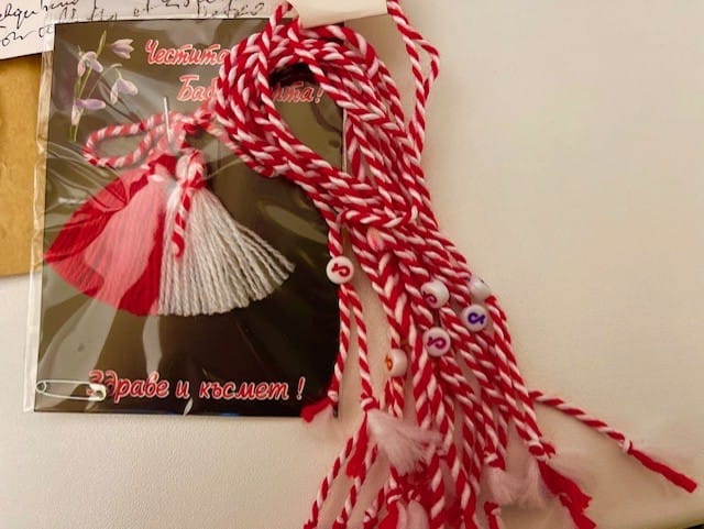 Primer plano de pulseras tradicionales búlgaras Martenitsa rojas y blancas, símbolo de la primavera