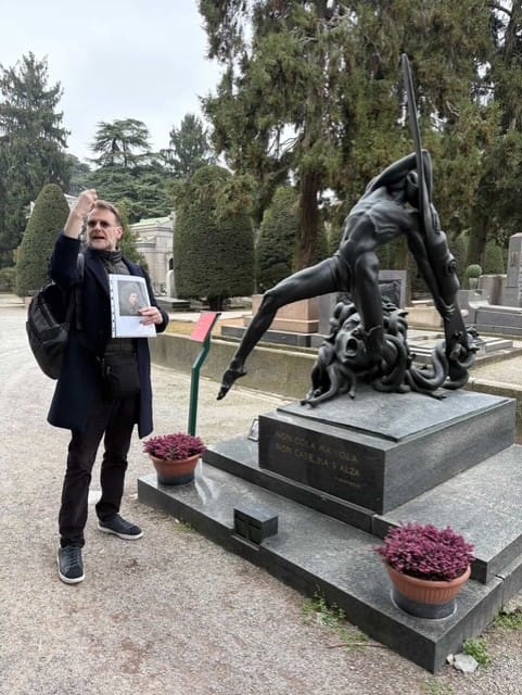 Students visiting Milan Monumental Cemetery with Il Centro