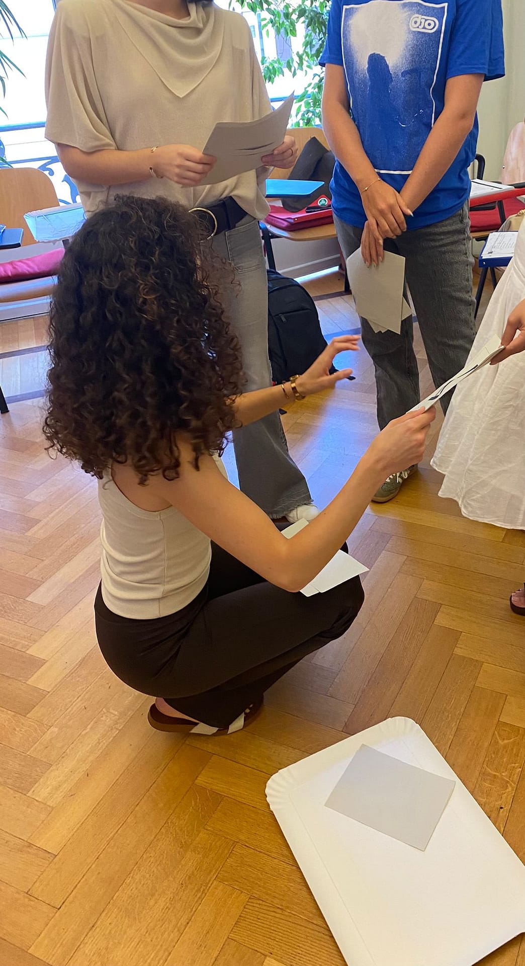 Italian teacher guiding Level 1 students during a team grammar competition